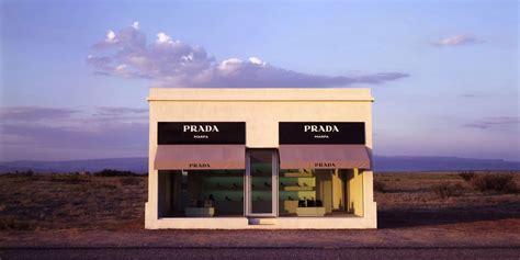 negozio prada vuoto nel deserto|Un finto negozio Prada nel mezzo del deserto del Texas.